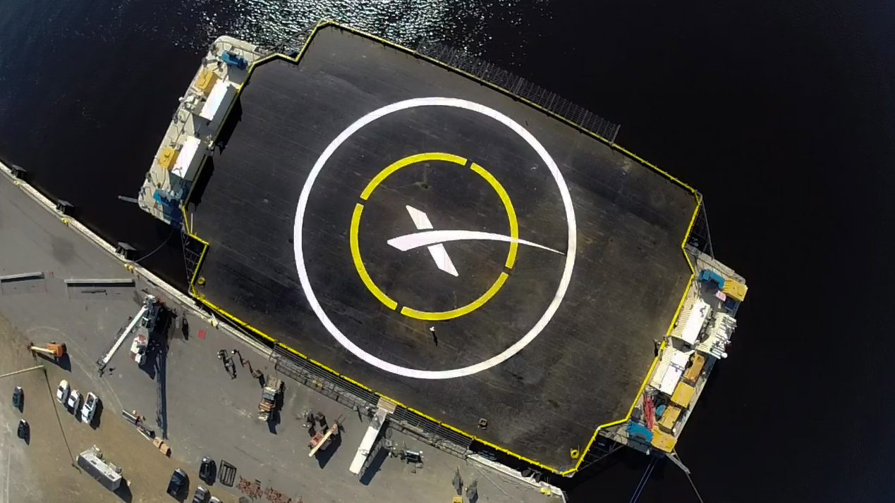 34392_large_SpaceX_Falcon_9_Landing_Pad_Barge_FP_Wide
