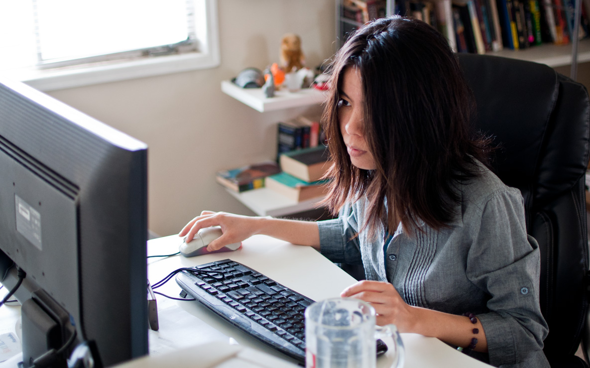 woman-with-computer