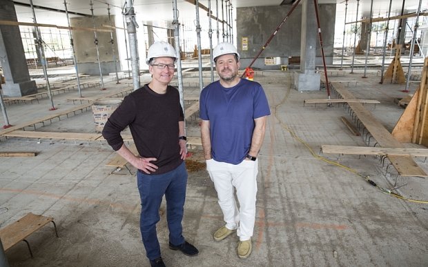 Tim Cook and Jonathan Ive_pingwest0526