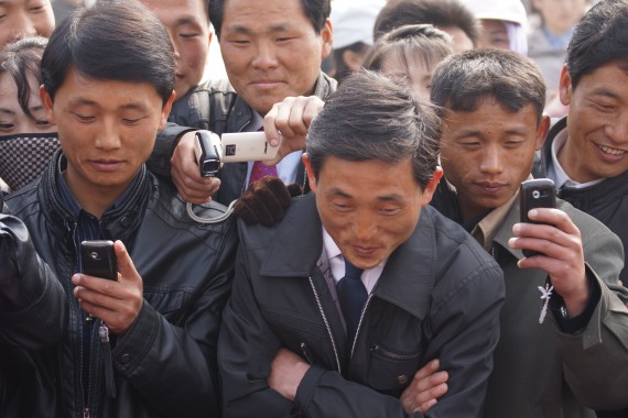 North_Korea_Cell_Phone_pingwest0821