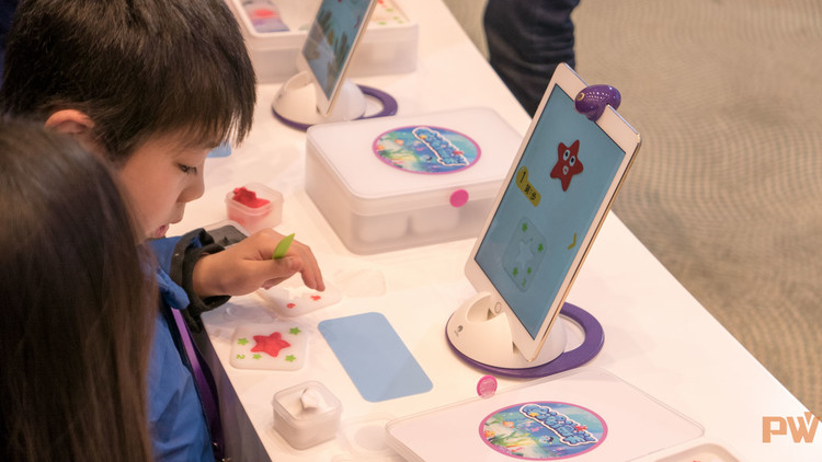 putaokeji-child-AR-VR-wanju-ipad-PingWest-photo-by-Hao-Ying
