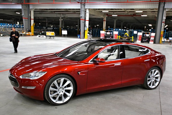 Tesla_Model_S_Indoors