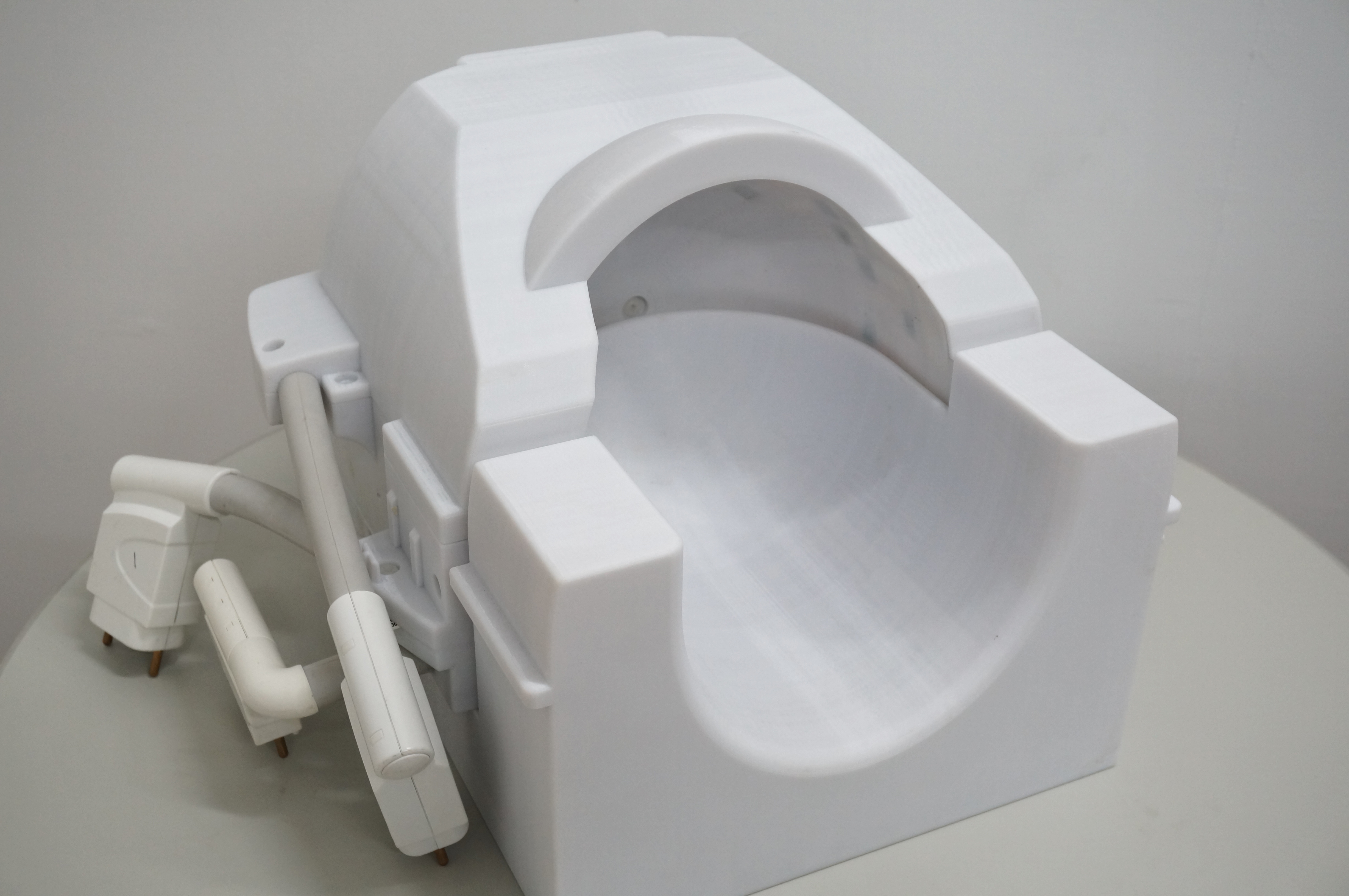 台大人腦實驗室團隊自行組裝的fMRI掃描儀器(圖片來源:《科技新報》攝)