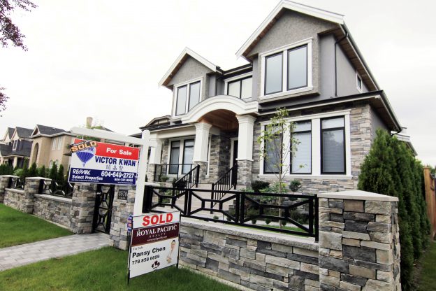 下載自路透Realtors' signs are hung outside a newly sold property in a Vancouver, B.C., Canada neighbourhood where houses regularly sell for C$3-C$4 million ($2.7-3.6 million) September 9, 2014. REUTERS/Julie Gordon/File Photo - RTSGMSD