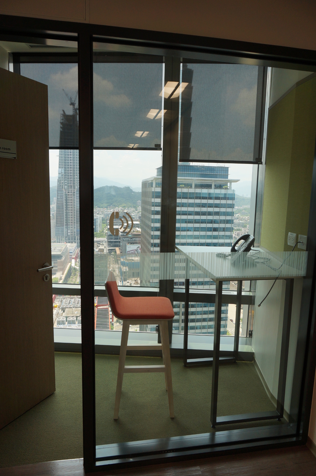 Oracle-Taiwan-phone-room