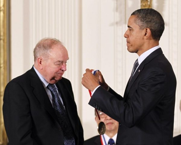 下載自美聯社 President Barack Obama presents the National Medal of Technology and Innovation to C. Donald Bateman, from Honeywell, Friday, Oct. 21, 2011, during a ceremony in the East Room the White House in Washington. (AP Photo/Pablo Martinez Monsivais)