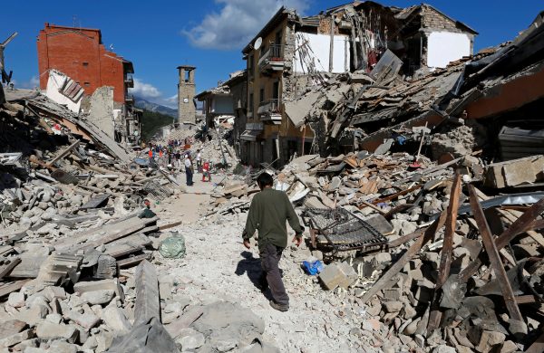下載自路透 A man walks amidst rubble following an earthquake in Pescara del Tronto, central Italy, August 24, 2016. REUTERS/Remo Casilli TPX IMAGES OF THE DAY - RTX2MTHB