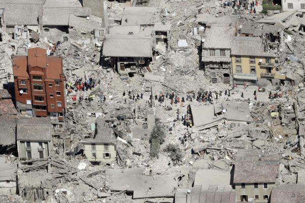 下載自美聯社 This aerial photo shows the damaged buildings in the town of Amatrice, central Italy, after an earthquake, Wednesday, Aug. 24, 2016. The magnitude 6 quake struck at 3:36 a.m. (0136 GMT) and was felt across a broad swath of central Italy, including Rome where residents of the capital felt a long swaying followed by aftershocks. (AP Photo/Gregorio Borgia)