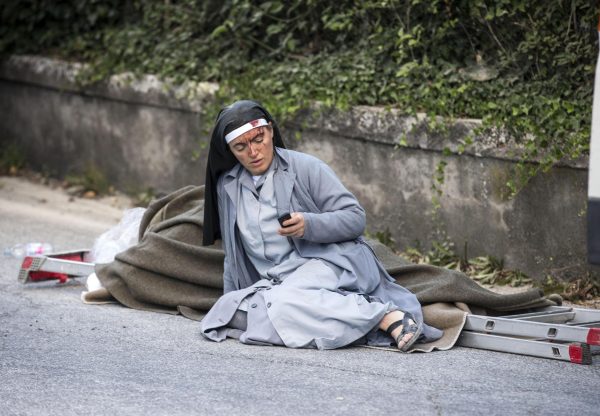 下載自美聯社 A injured nun in Amatrice, central Italy, where a 6.1 earthquake struck just after 3:30 a.m., Wednesday, Aug. 24, 2016. The quake was felt across a broad section of central Italy, including the capital Rome where people in homes in the historic center felt a long swaying followed by aftershocks. ANSA/ MASSIMO PERCOSSI (ANSA via AP)