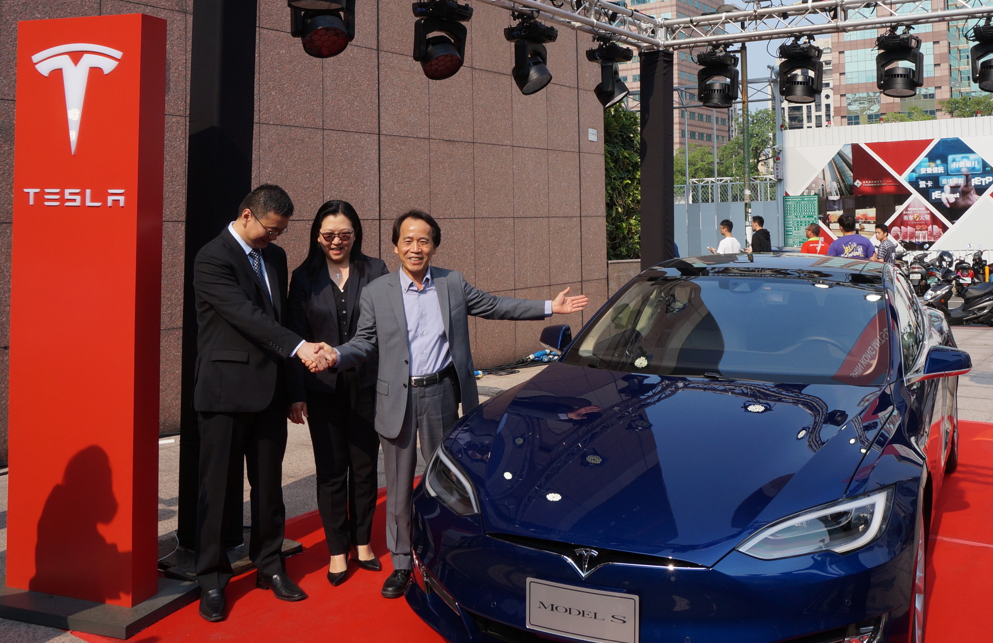 Tesla-Taipei-Store-Group-Photo2