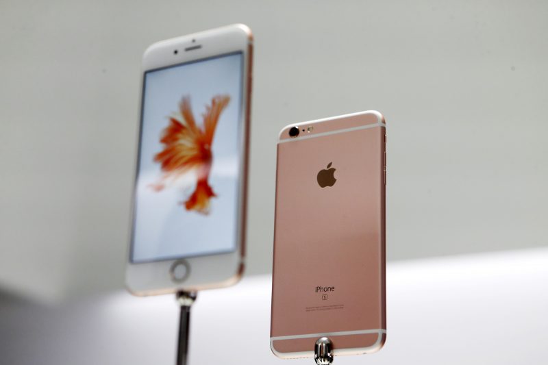 下載自路透 The new Apple iPhone 6S and 6S Plus are displayed during an Apple media event in San Francisco, California, September 9, 2015. REUTERS/Beck Diefenbach - RTSE3H