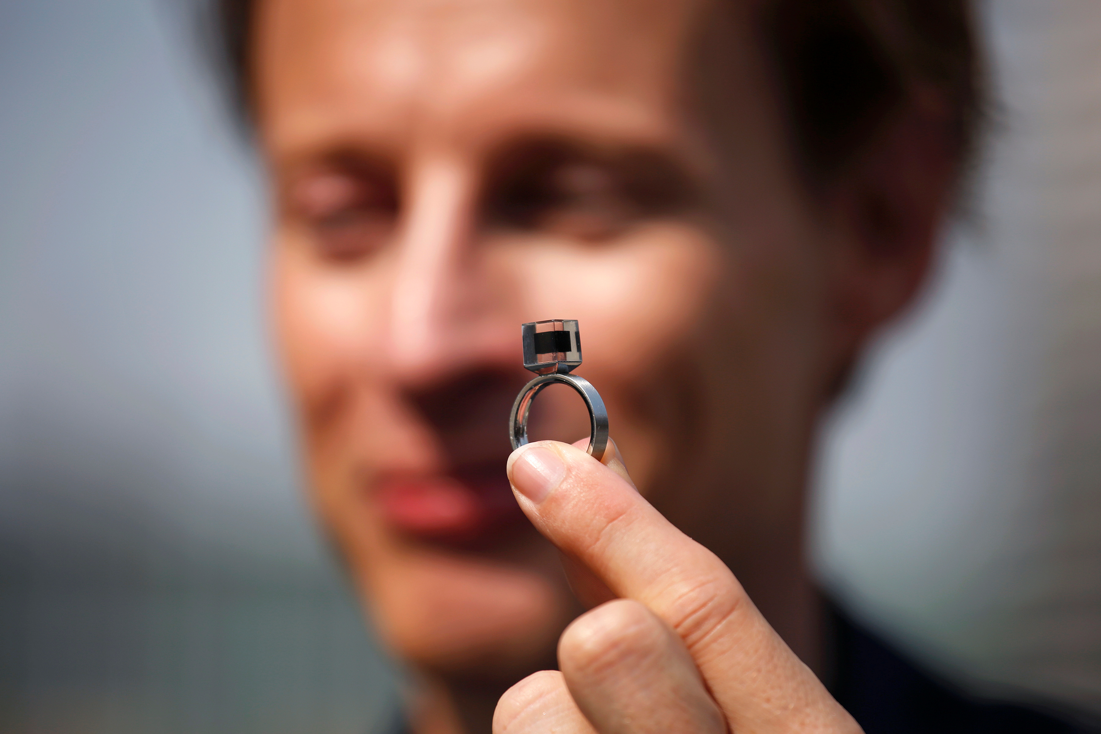 圖片來源:《達志影像》 圖片取自路透社 Dutch artist and innovator Daan Roosegaarde holds the Smog Free Ring made of compressed smog particles collected by the world