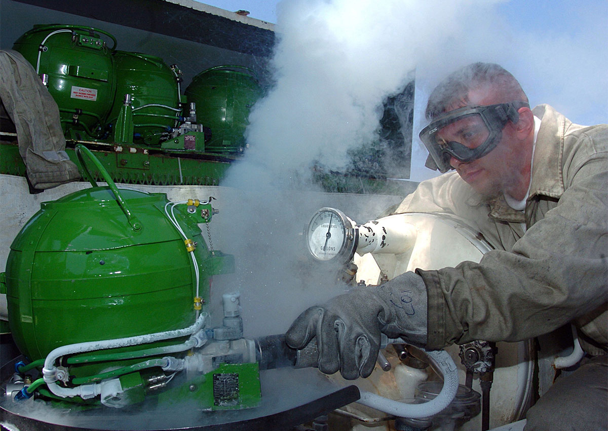 圖片來源:維基百科 https://commons.wikimedia.org/wiki/File:US_Navy_050323-N-0535P-047_A_Sailor_fills_aircraft_oxygen_tanks_with_liquid_oxygen_on_the_flight_deck_aboard_the_Nimitz-class_aircraft_carrier_USS_Harry_S._Truman_(CVN_75).jpg