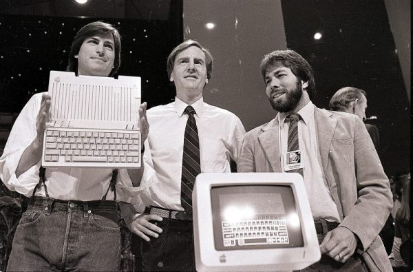 下載自美聯社 FILE - In this April 24, 1984, file photo, Steve Jobs, left, chairman of Apple Computers, John Sculley, center, president and CEO, and Steve Wozniak, co-founder of Apple, unveil the new Apple IIc computer in San Francisco. Apple has turned 40, and its a very different company from the audacious startup that Jobs and Wozniak launched in a Silicon Valley garage in 1976. (AP Photo/Sal Veder, File)