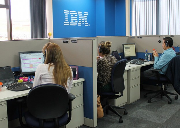 巴菲特曾稱樂見股價低迷，IBM 現創 5 年新低