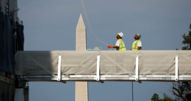 美國經濟最大危機？投資大亨伊坎：人們只顧滑手機，難怪生產力低落