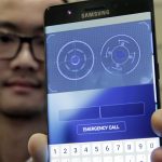 下載自美聯社 FILE - In this July 28, 2016, file photo, Jonathan Wong of Samsung's Knox Product Marketing, shows the iris scanner feature of the Galaxy Note 7, in New York. Each year, phones get faster processors, better cameras and longer battery life. Improvements are so common that it's rare for phone launches to generate excitement anymore, especially for Android, when all models have the same underlying Google software. Samsung is hoping to stand out and encourage upgrades by giving its new Galaxy Note 7 phone an iris scanner and security features. (AP Photo/Richard Drew, File)