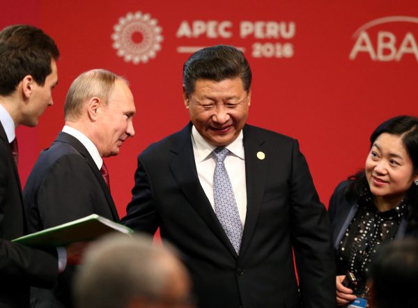 下載自路透 Russian President Vladimir Putin (2nd L) and Chinese President Xi Jinping (C) attend a meeting of the APEC (Asia-Pacific Economic Cooperation) Business Advisory Council in Lima, Peru, November 19, 2016. REUTERS/Mariana Bazo TPX IMAGES OF THE DAY - RTSSFMY