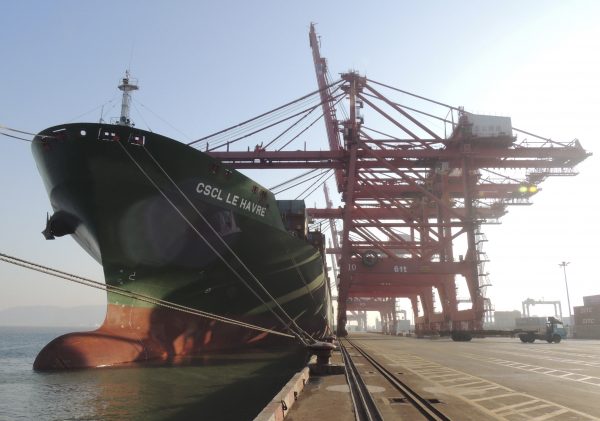 下載自路透 A cargo ship is seen docked at a port in Lianyungang, Jiangsu province, China, January 13, 2016. REUTERS/China Daily ATTENTION EDITORS - THIS PICTURE WAS PROVIDED BY A THIRD PARTY. THIS PICTURE IS DISTRIBUTED EXACTLY AS RECEIVED BY REUTERS, AS A SERVICE TO CLIENTS. CHINA OUT. NO COMMERCIAL OR EDITORIAL SALES IN CHINA. - RTX2250J