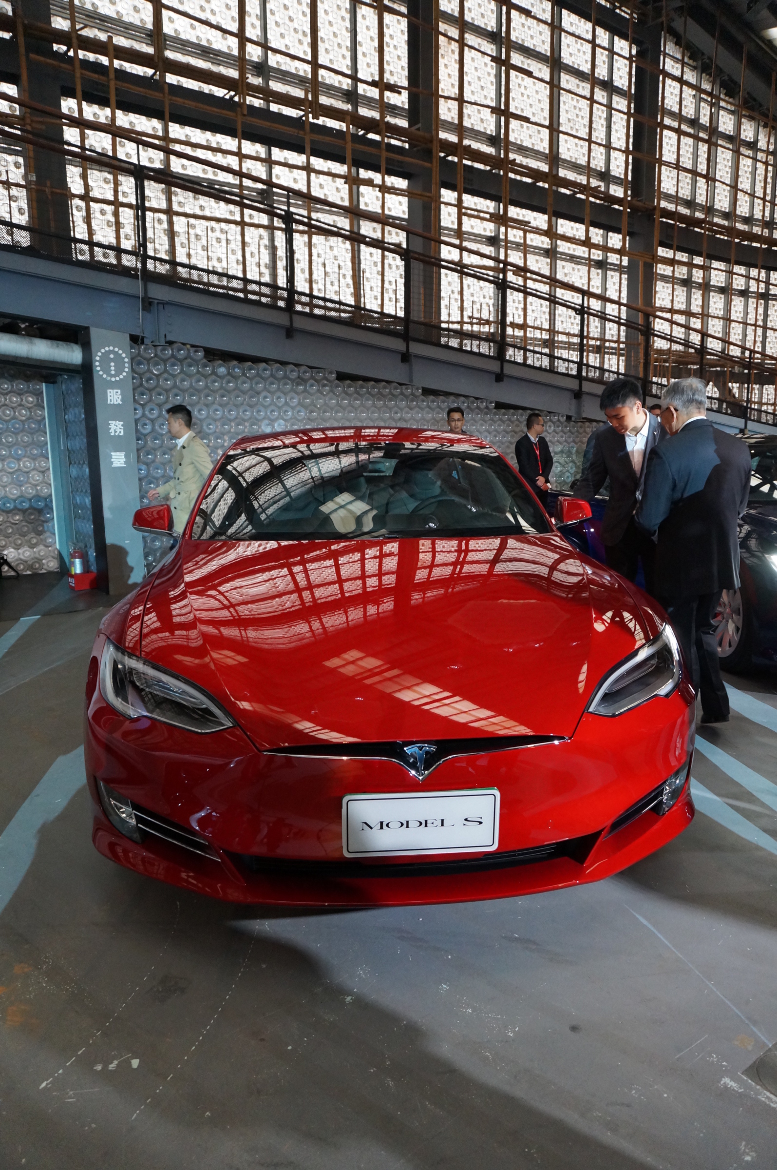 Tesla-Taiwan-first-car-owers2