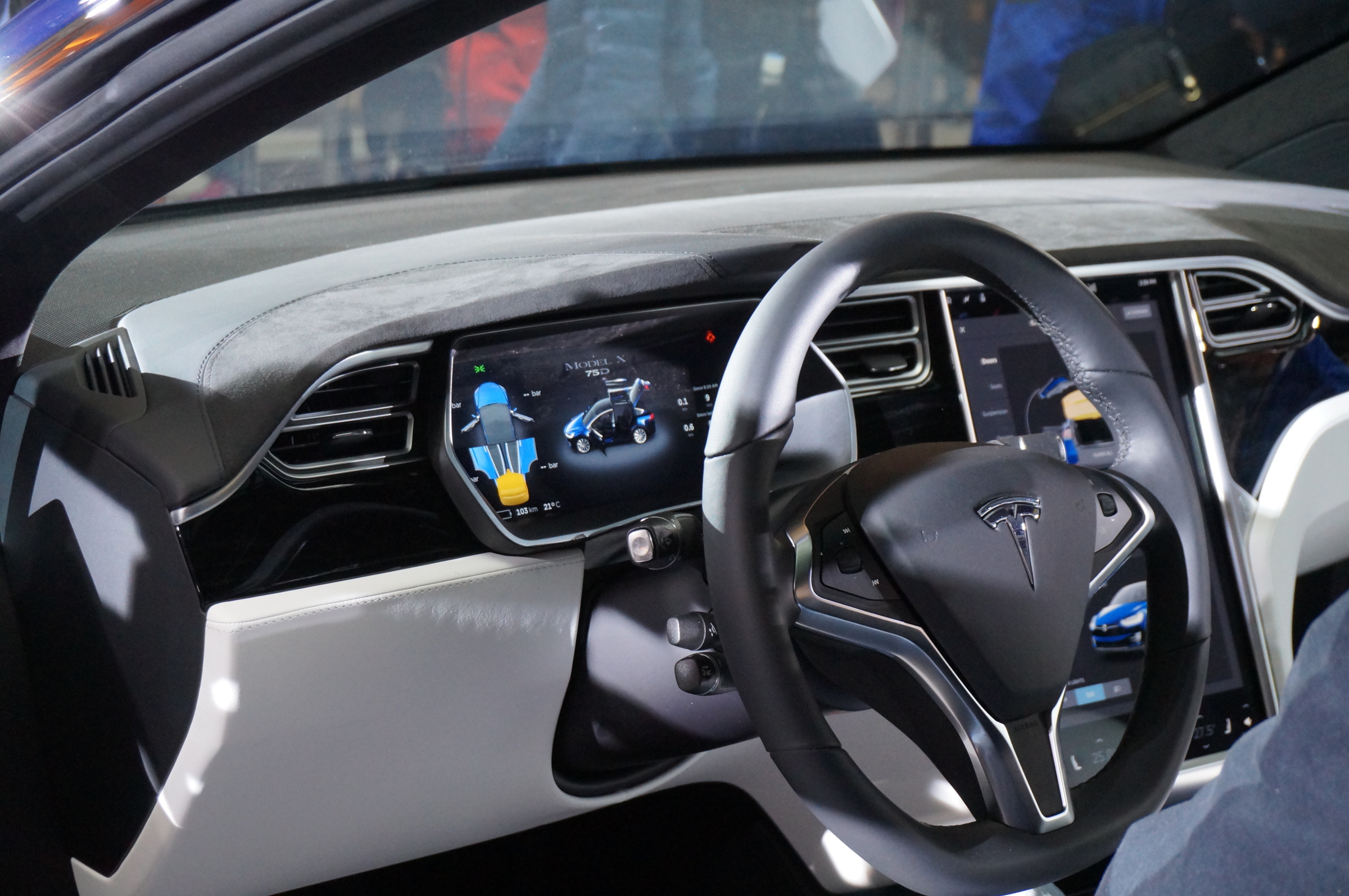 Tesla-Model-X-internal