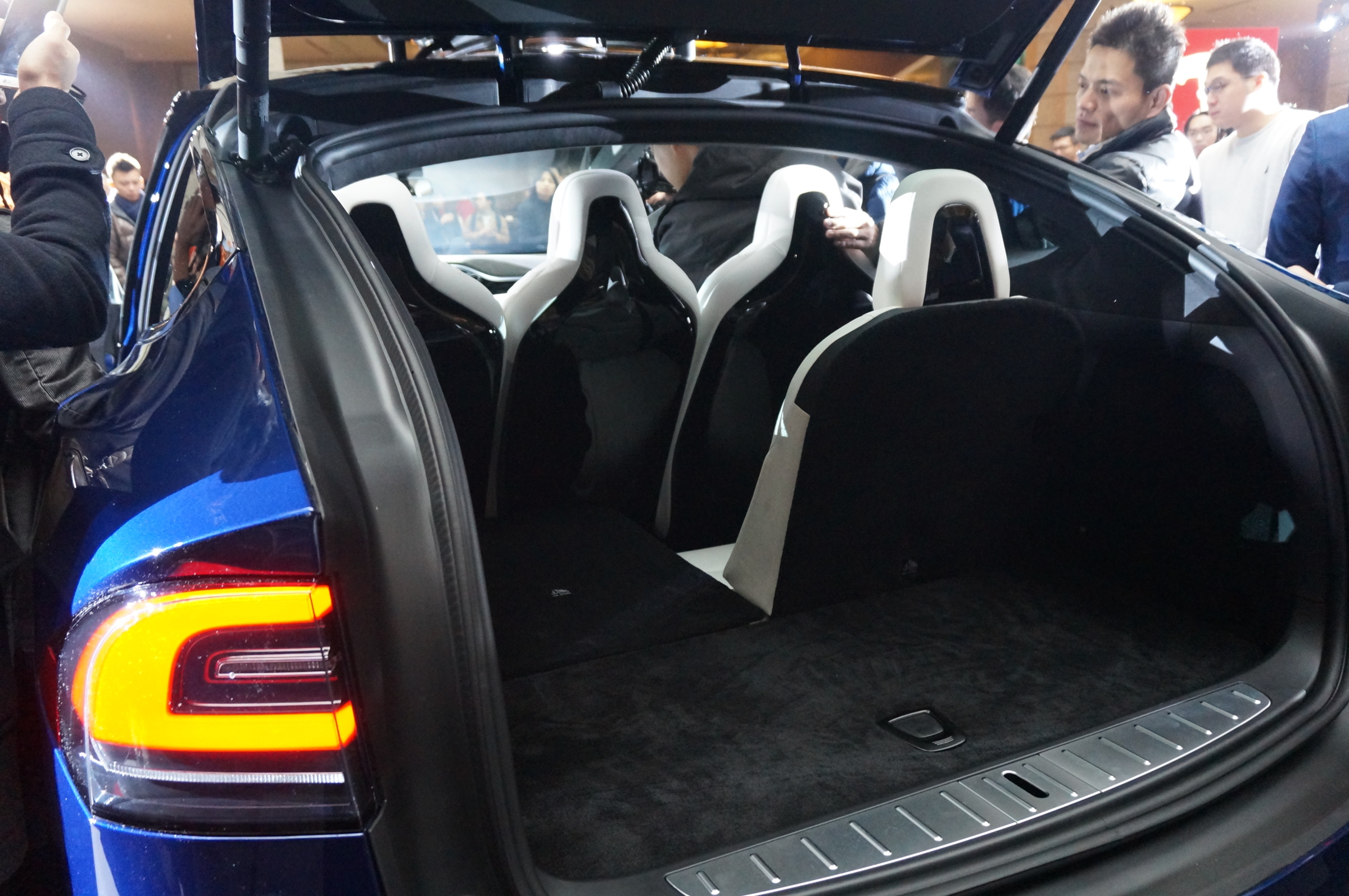 Tesla-Model-X-internal-seat