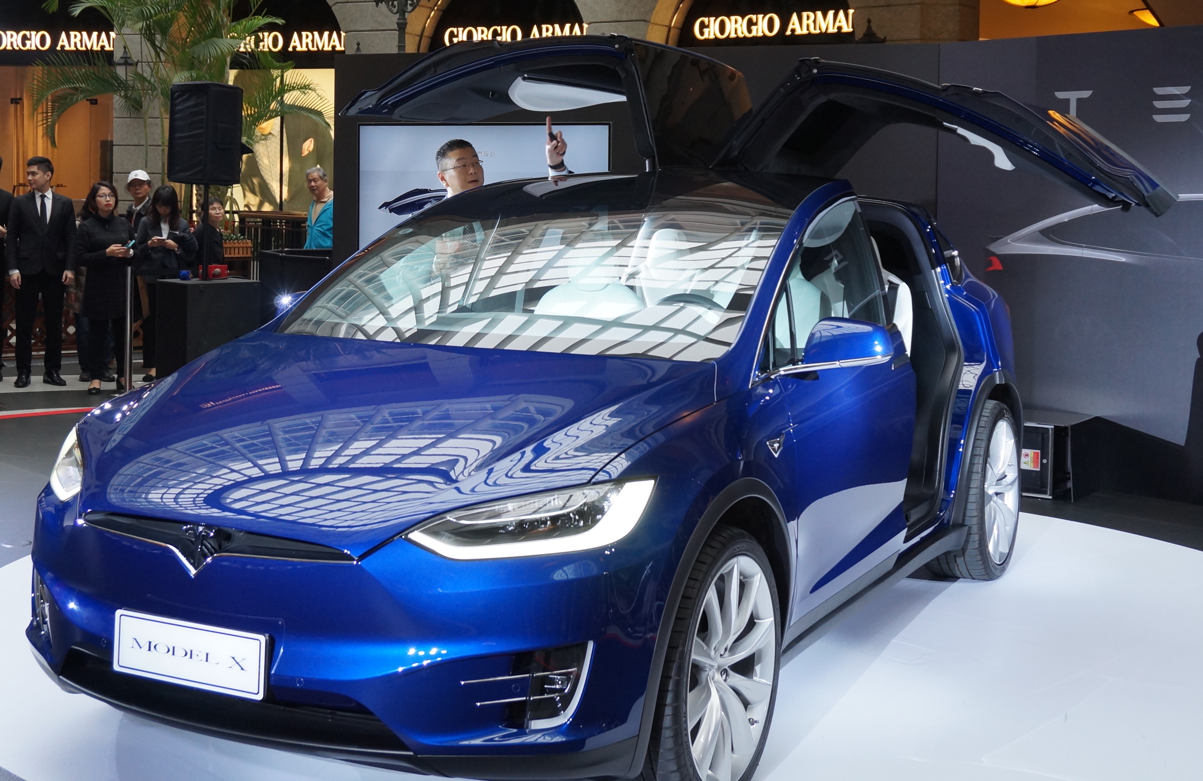 Tesla-Model-X-car-door