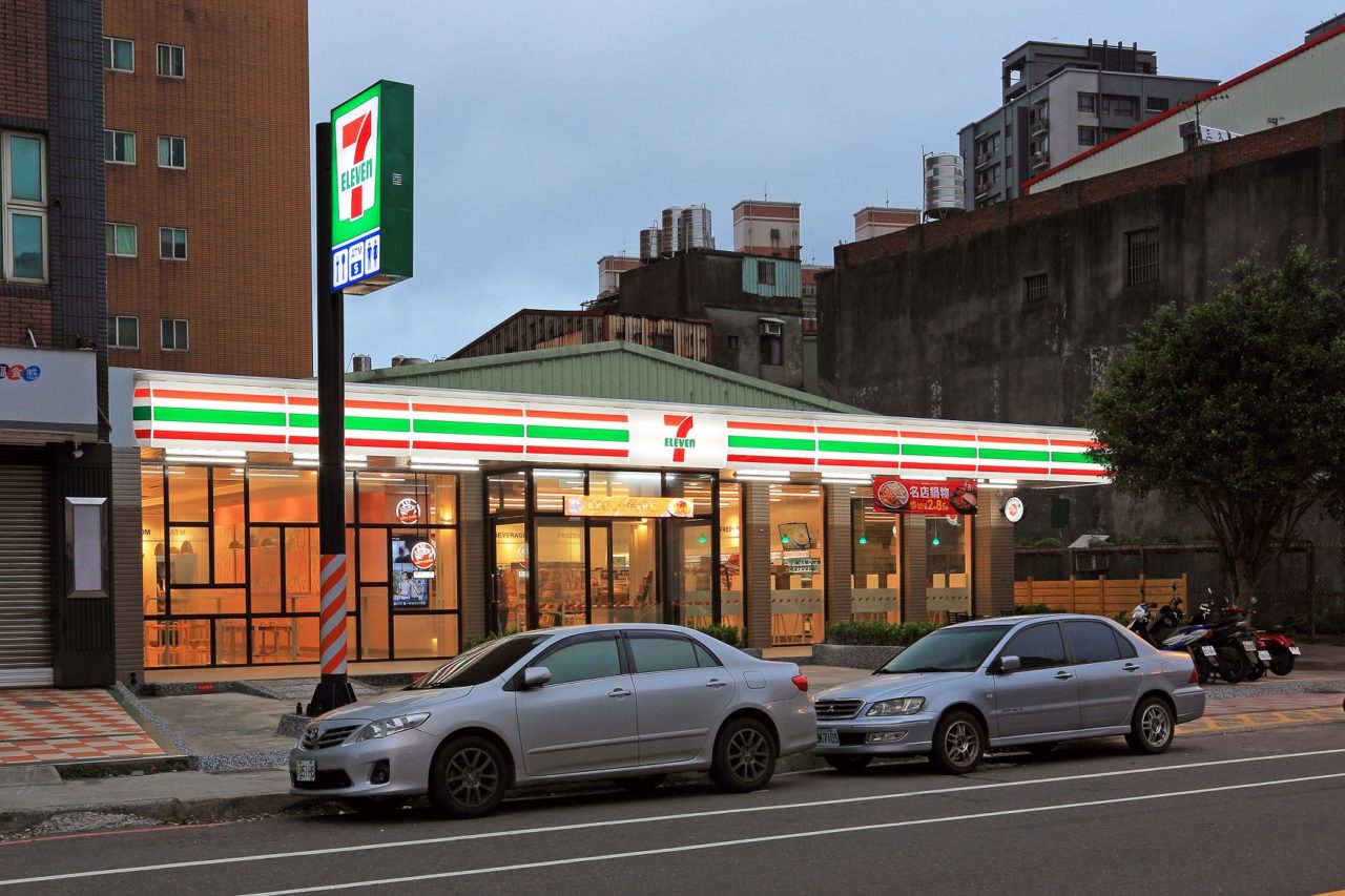 不貼海報、冰箱變矮、一人餐桌！7-11 新店型為什麼長這樣？ | TechNews 科技新報