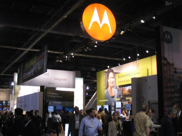 和華為、三星一起遲到，傳 Motorola 年底終於要發表新摺疊智慧手機