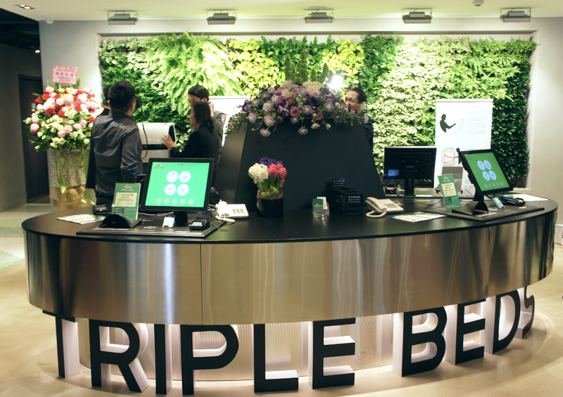 洛碁三貝茲飯店結合尖端科技，以機器人與自動化設備幫旅客搬行李、辦理入住
