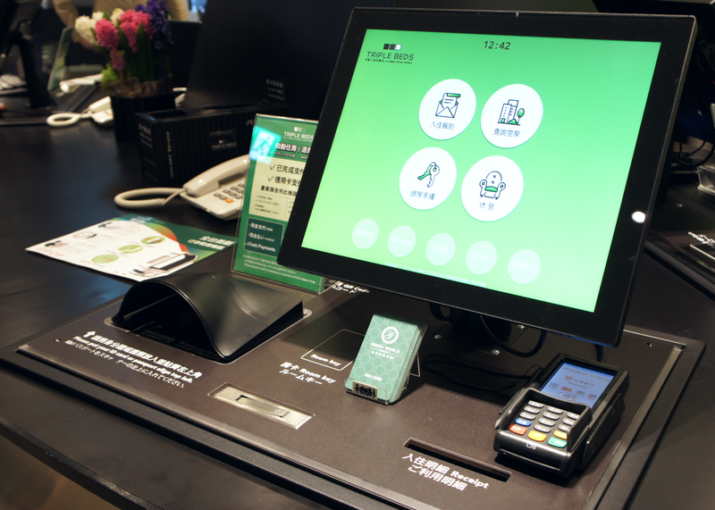 洛碁三貝茲飯店結合尖端科技，以機器人與自動化設備幫旅客搬行李、辦理入住