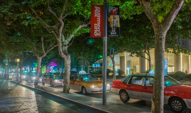 中國計程車化身超商，司機月收增近 5 千