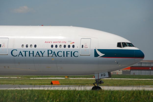 國泰航空機身寫錯字，少了 F 自嘲特別版