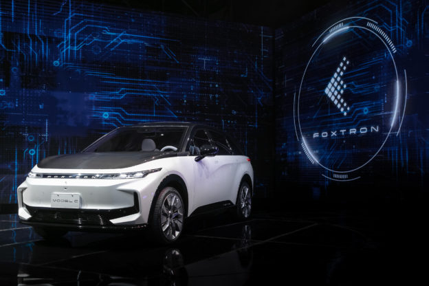 神祕大獎將送自家 Model 電動車？鴻海嘉年華海報秀轎車剪影