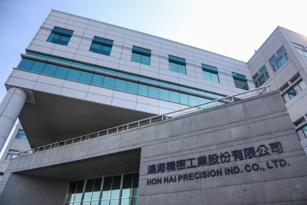 教材是漫畫！鴻海教育基金會攜手雙北讓 AI 前進國中校園