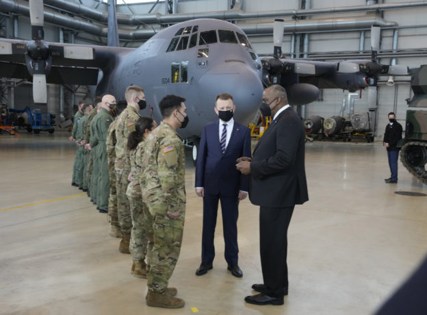 因應俄軍進入烏東，美軍加派阿帕契、F-35 和空降軍前往東歐