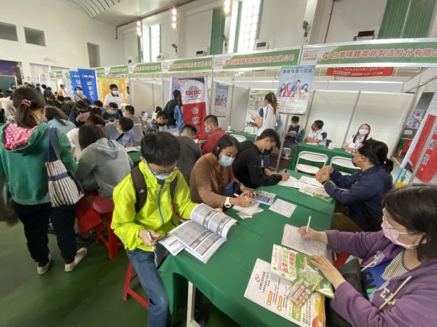 爭才風暴》疫情下國內各行業大搶科技人才，跨領域科技專才更受青睞