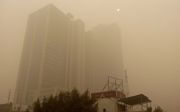 德里天際霧茫茫，天候允許將以人工增雨降空污