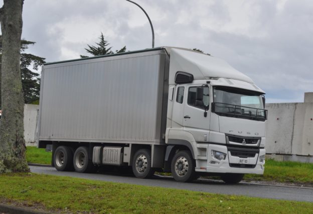 台灣戴姆勒商車手握 FUSO 與賓士卡車 vs. 和泰砸 20 億攻保修！誰會搶坐商用車龍頭寶座？