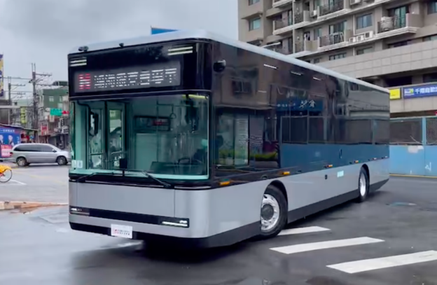 鴻海股東會電動巴士接送股東！劉揚偉：未來三年聚焦 EV、半導體、低軌衛星