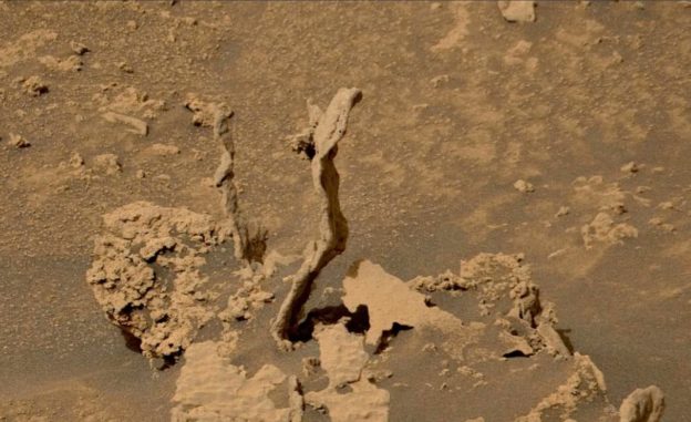 可能經歷雨水或風侵蝕，火星發現奇怪岩石尖塔