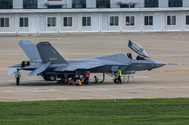 座艙罩開啟方向與 F-35 相同，中國艦載版 FC-31 首次釋出清晰測試照