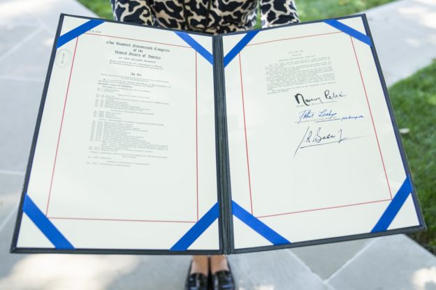 美國總統簽署晶片法案，美光立即宣布至 2030 年投資 400 億美元