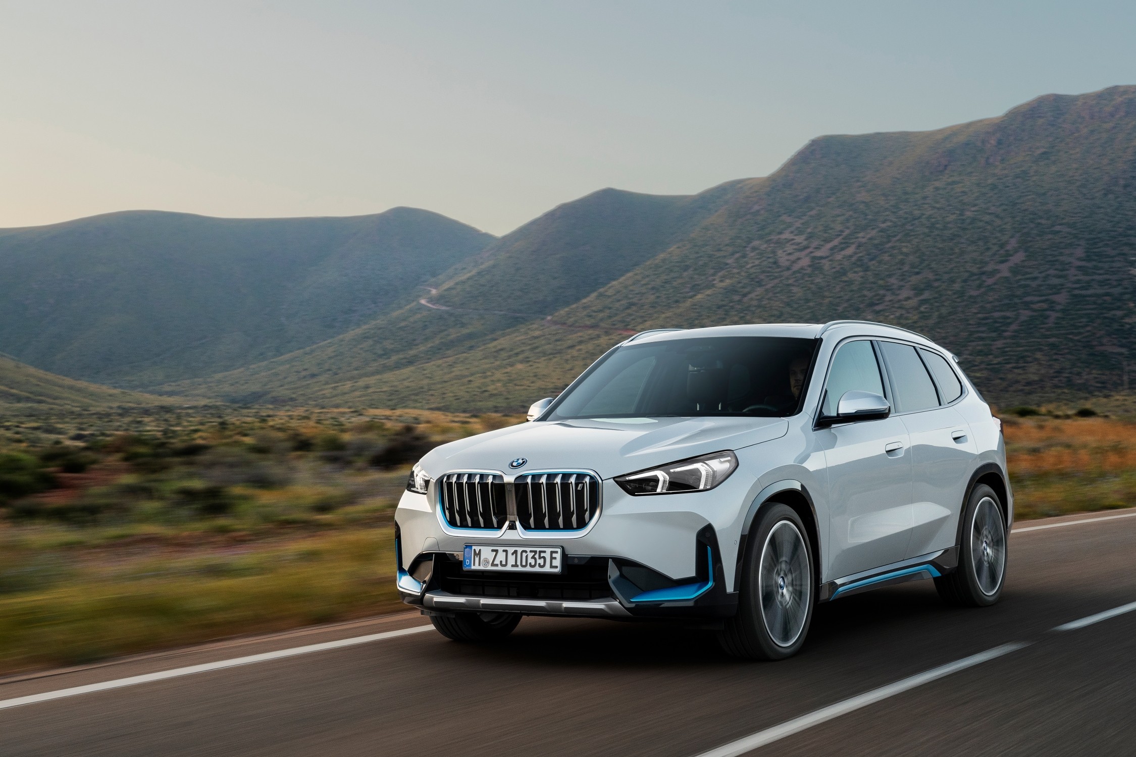 BMW iX1 eDrive20 M Sport Edition · 65.2 kWh — Side profile · compact premium proportions