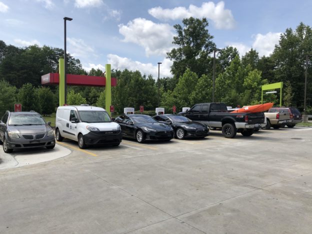 燃油車主霸占超充還衝撞特斯拉員工，警方懸賞通緝