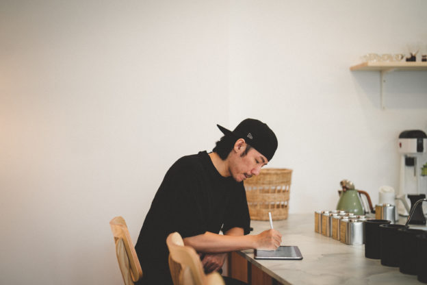 世界咖啡日，跟著插畫家帶著 iPad Air 與 Apple Pencil 勾勒透視咖啡廳