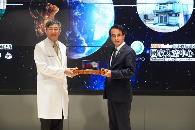 太空中心與台大醫院簽署協議，將用最新質子設備測試太空元件