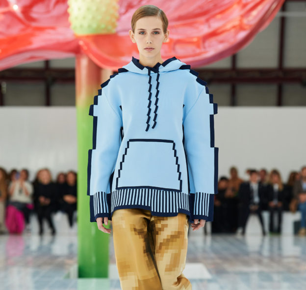 顛覆虛擬時尚！Loewe 在巴黎時裝週展示「畫素服裝」