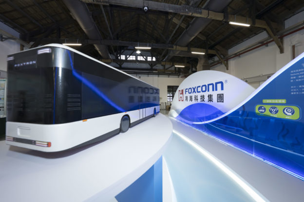 首度展出電動巴士原型，鴻海大秀 ESG 環境友善行動成果