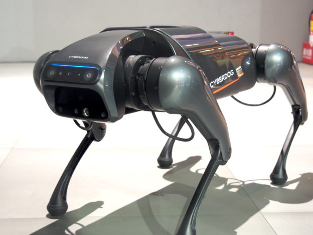 會跳舞、翻身，小米機器狗「鐵蛋」動眼看